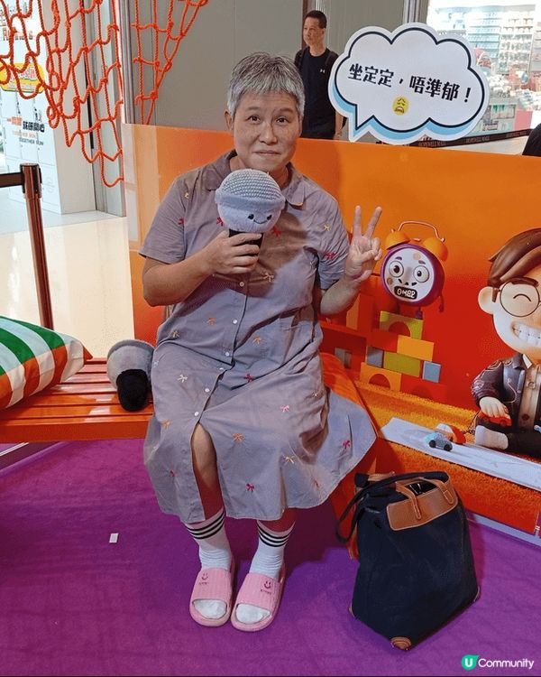 內到香港维多利亞公園和高商場打卡和看大戲非常開心。