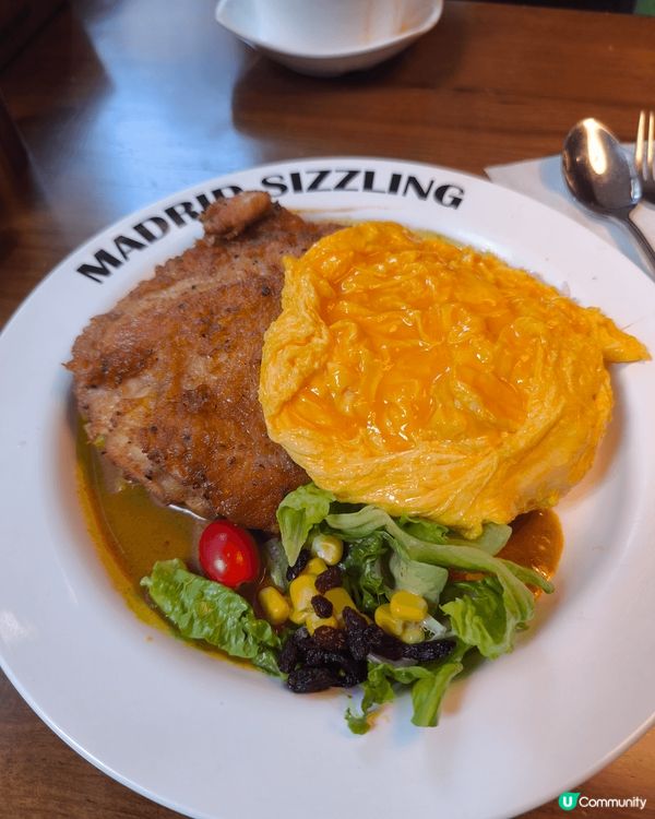 蛋包飯，蛋夠滑，豬扒夠嫩肉。牛角包夠脆，新鮮生果配粟米吞拿魚...