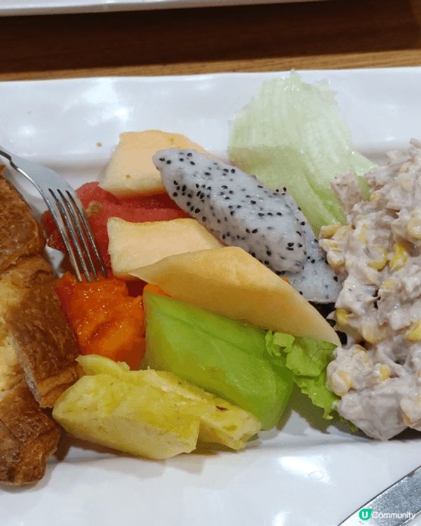 蛋包飯，蛋夠滑，豬扒夠嫩肉。牛角包夠脆，新鮮生果配粟米吞拿魚...