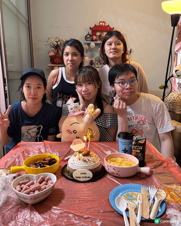 生日時同一班好朋友聚在一起慶祝，而且上朋友家玩。