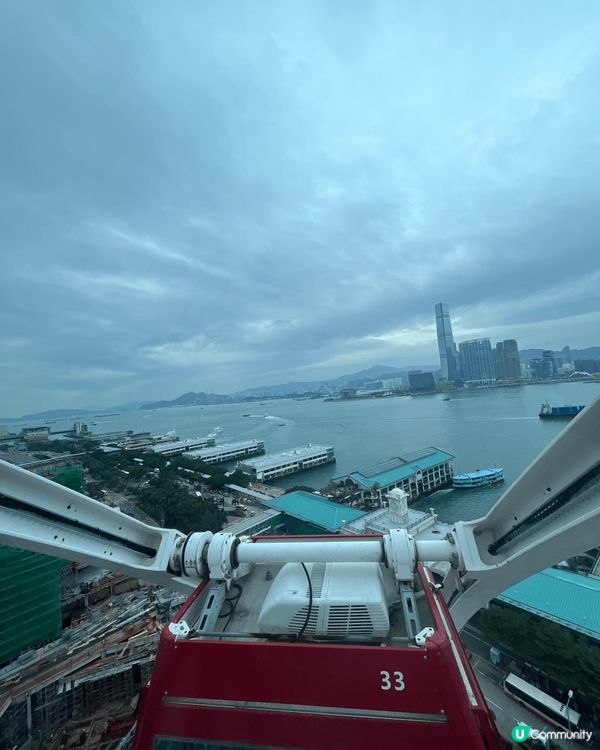 每年聖誕節對我嚟講，最大嘅小確幸就係行去中環海旁，望住香港閃...