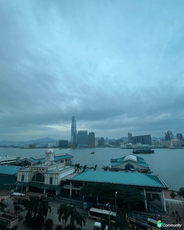 每年聖誕節對我嚟講，最大嘅小確幸就係行去中環海旁，望住香港閃...