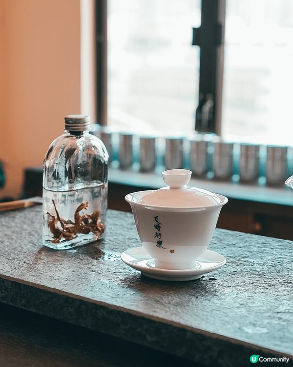 圖片在介紹茶產品，展現其美感，讓人感受到品茶的詩意，並促使人...