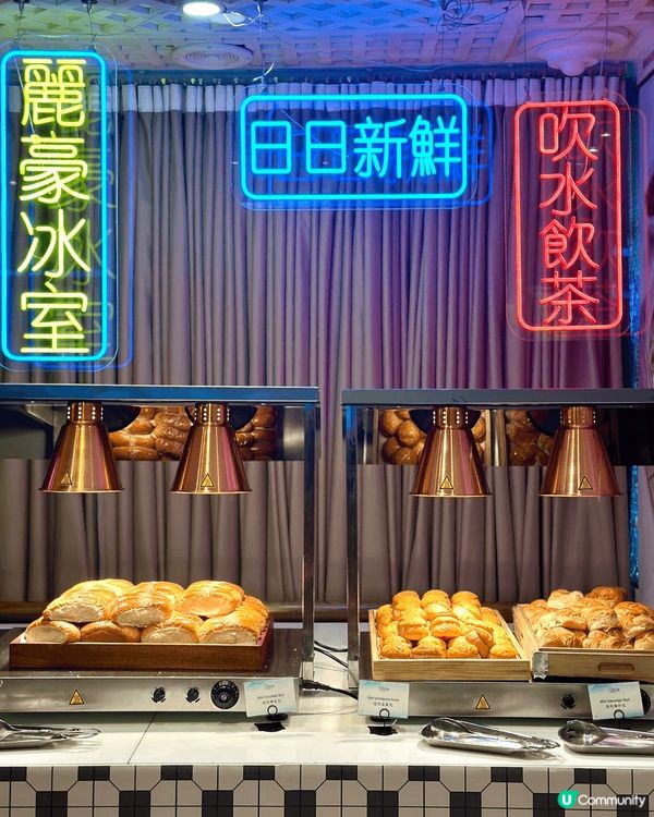 麗豪酒店早餐自助餐環境寬敞明亮，落地玻璃設計讓陽光灑進來，氣...