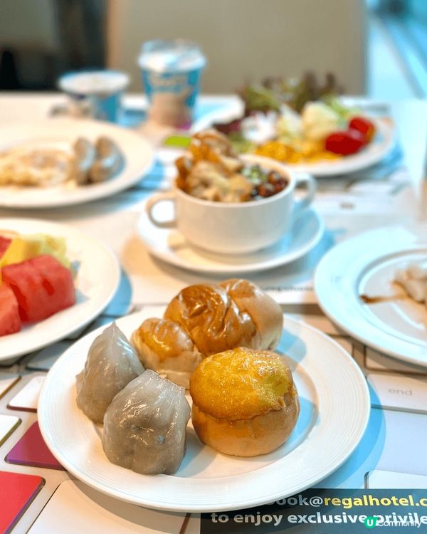 麗豪酒店早餐自助餐環境寬敞明亮，落地玻璃設計讓陽光灑進來，氣...