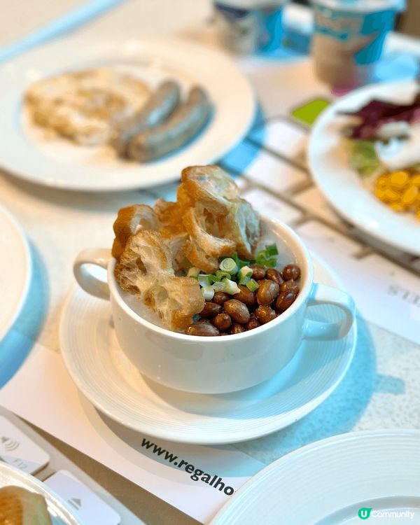 麗豪酒店早餐自助餐環境寬敞明亮，落地玻璃設計讓陽光灑進來，氣...