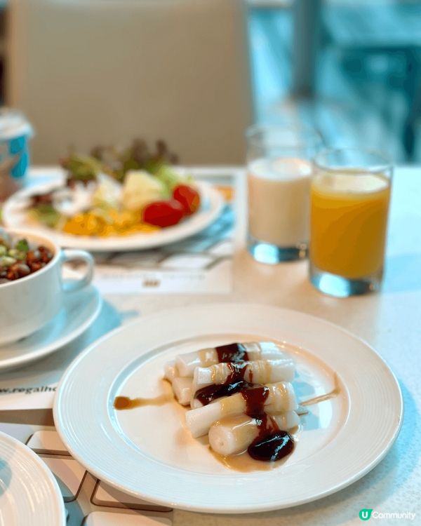 麗豪酒店早餐自助餐環境寬敞明亮，落地玻璃設計讓陽光灑進來，氣...