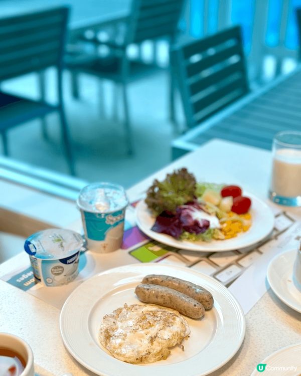 麗豪酒店早餐自助餐環境寬敞明亮，落地玻璃設計讓陽光灑進來，氣...