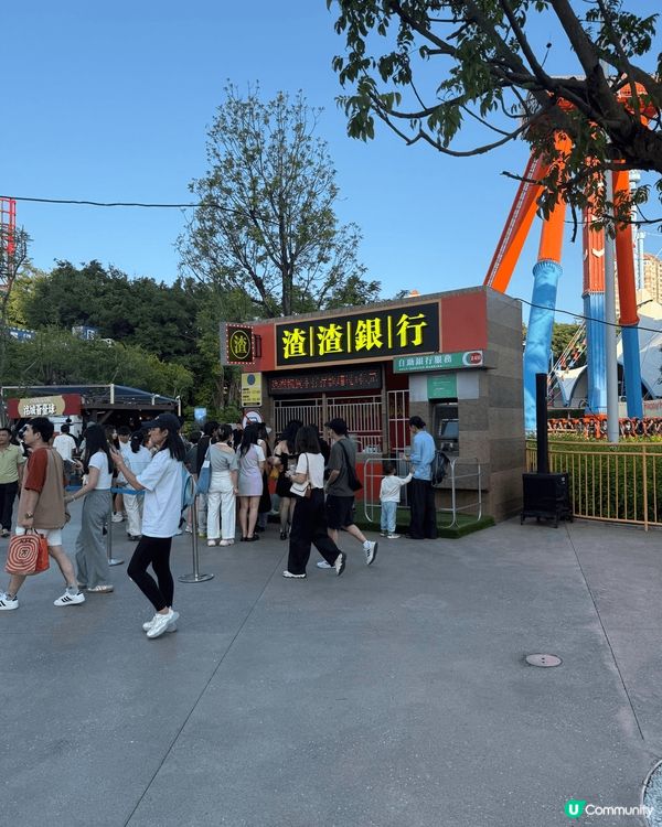 深圳歡樂谷真係好好玩，有唔少NPC互動，仲可以同佢地比心影相...