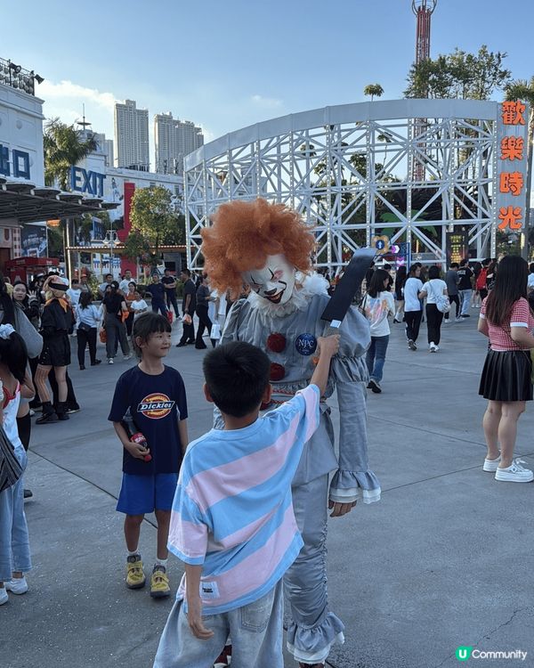 深圳歡樂谷真係好好玩，有唔少NPC互動，仲可以同佢地比心影相...