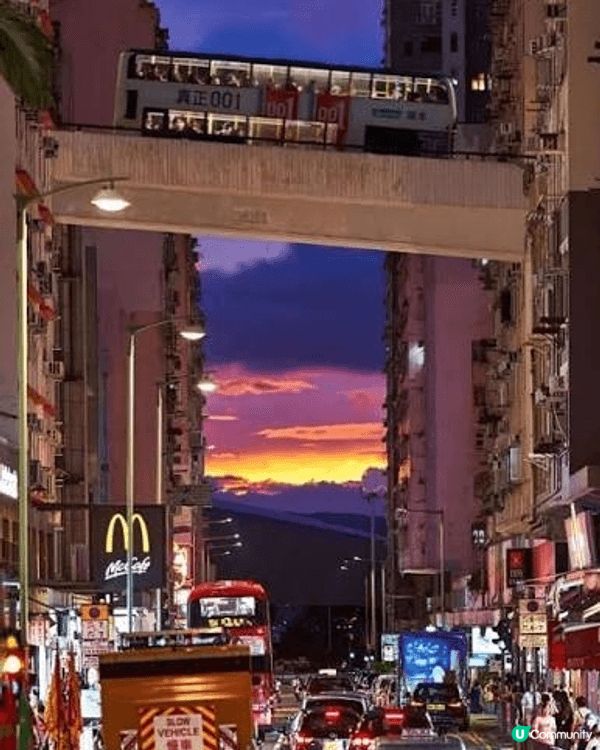 石塘咀山道是絕佳的打卡地點，以獨特的角度捕捉城市與自然的交融...