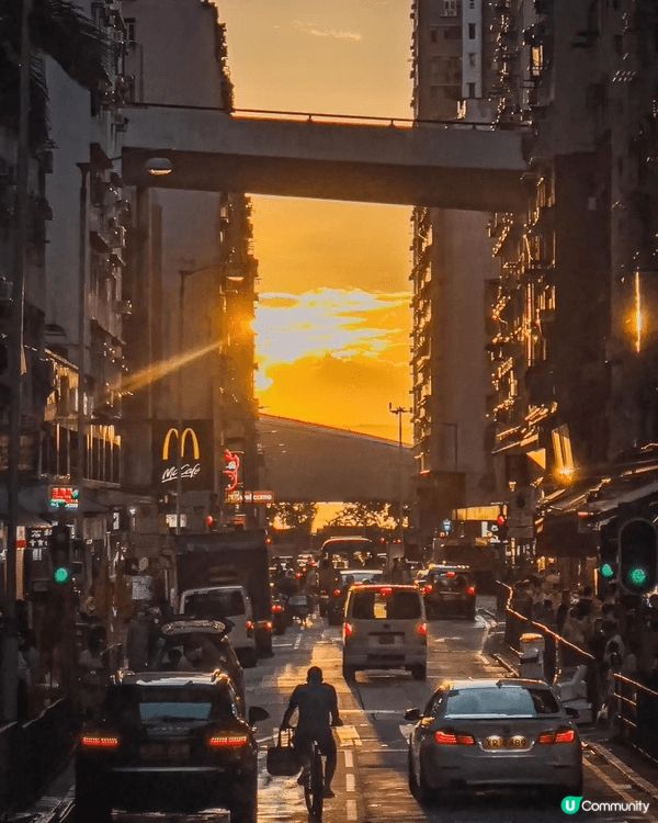 石塘咀山道是絕佳的打卡地點，以獨特的角度捕捉城市與自然的交融...