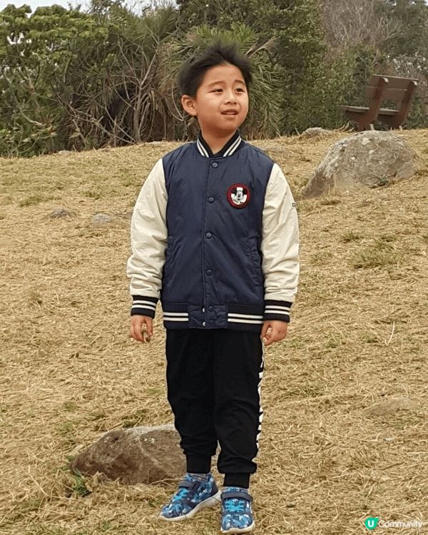 近排天氣清涼,帶咗小朋友去打籃球!小朋友奔跑跳躍,投籃入框時...