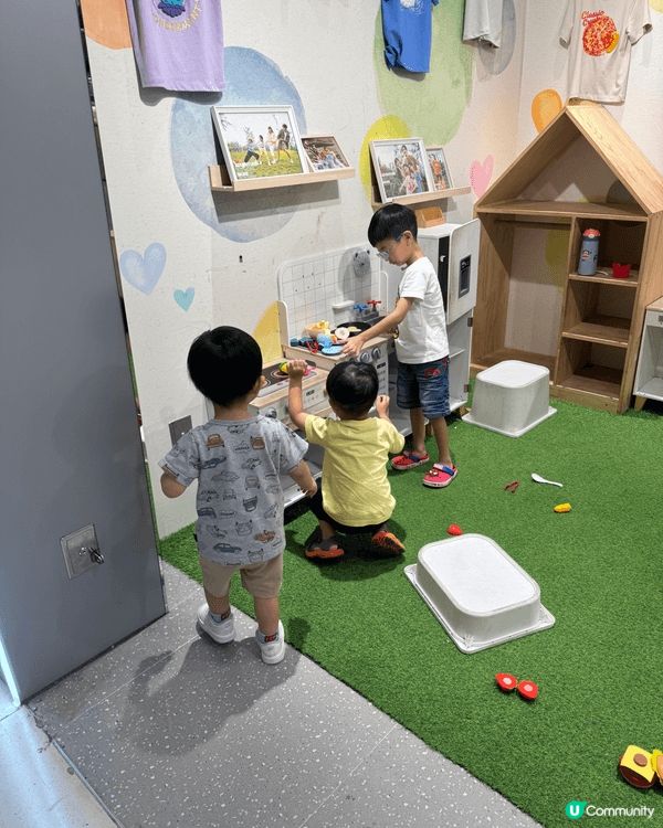 小朋友去玩，好奇心重經常周圍爬周圍摸！要幫佢抹手手，濕紙巾一...