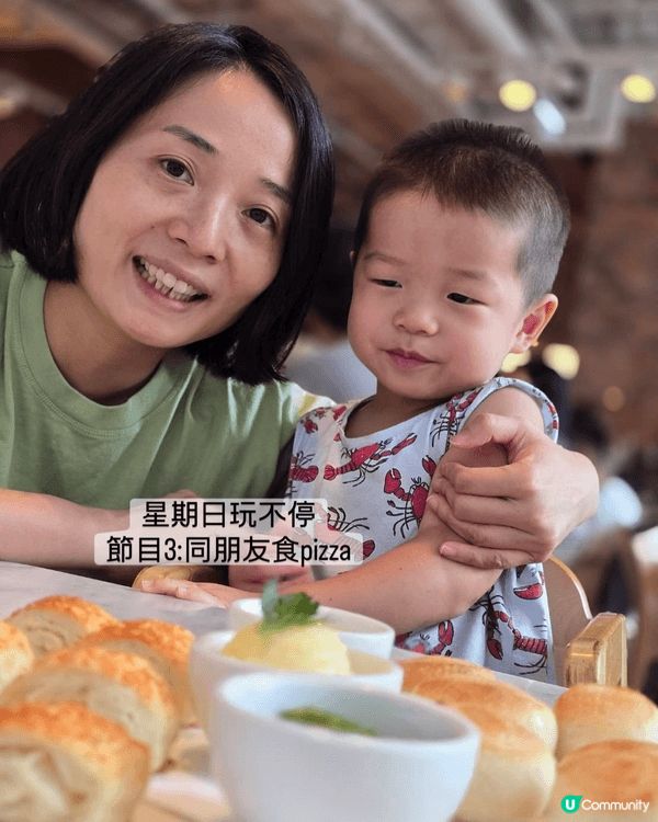 1. 樂樂最鍾意食pizza, 每次帶佢去食佢都好合作會坐定...