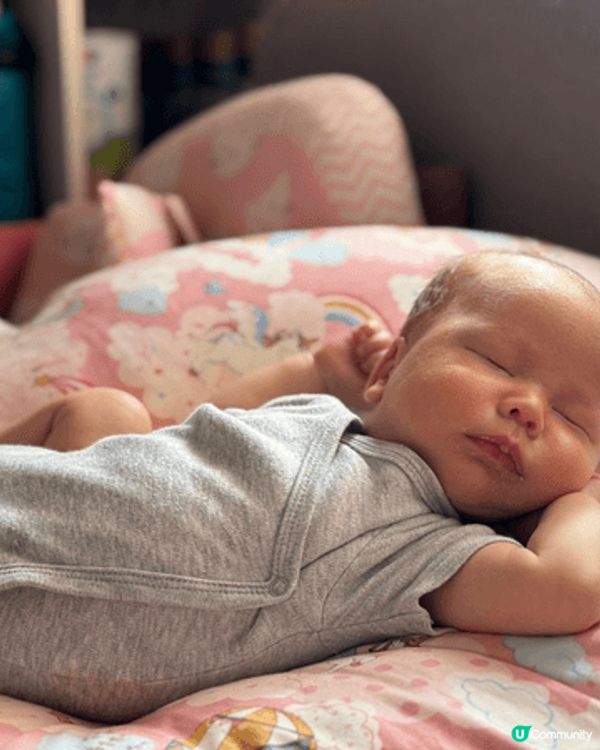 阿鬼B 4個半月學識轉身了，日日都開心大笑，瞓覺瞓得好捨意🤭...