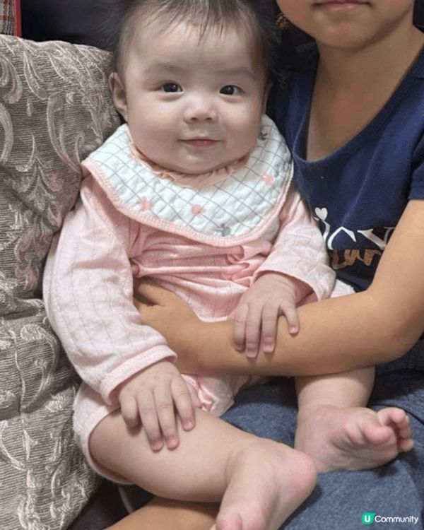 這組照片記錄了孩子與其表姐之間溫馨自然的互動時刻。無論是被表...