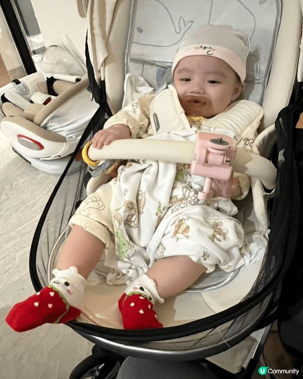 這組照片記錄了孩子與其表姐之間溫馨自然的互動時刻。無論是被表...