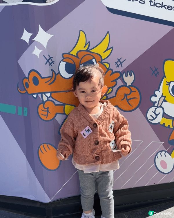 在啟德拍攝的，小朋友經過時一直好奇指住問”咩黎” ，然後說要...