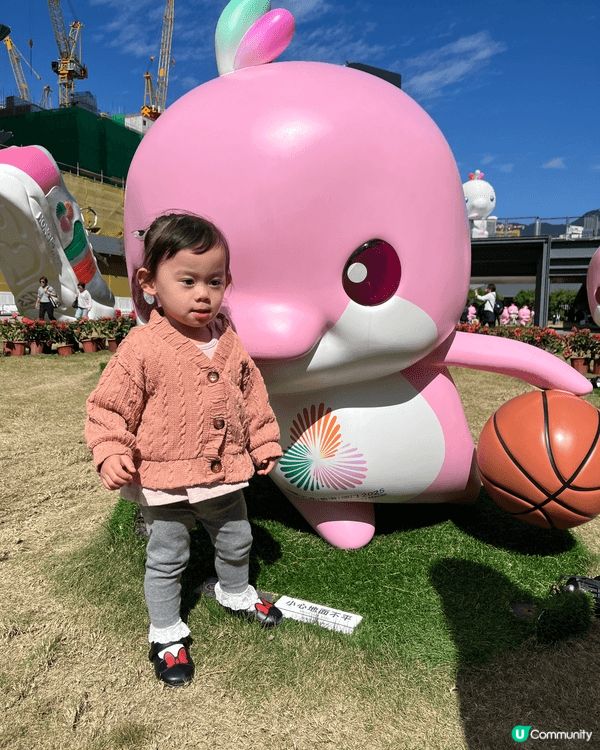 在啟德拍攝的，小朋友經過時一直好奇指住問”咩黎” ，然後說要...