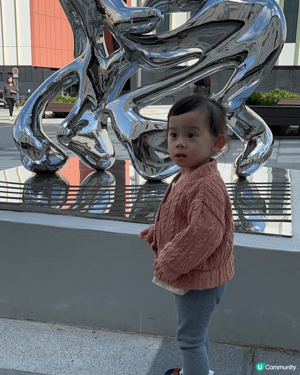 在啟德拍攝的，小朋友經過時一直好奇指住問”咩黎” ，然後說要...