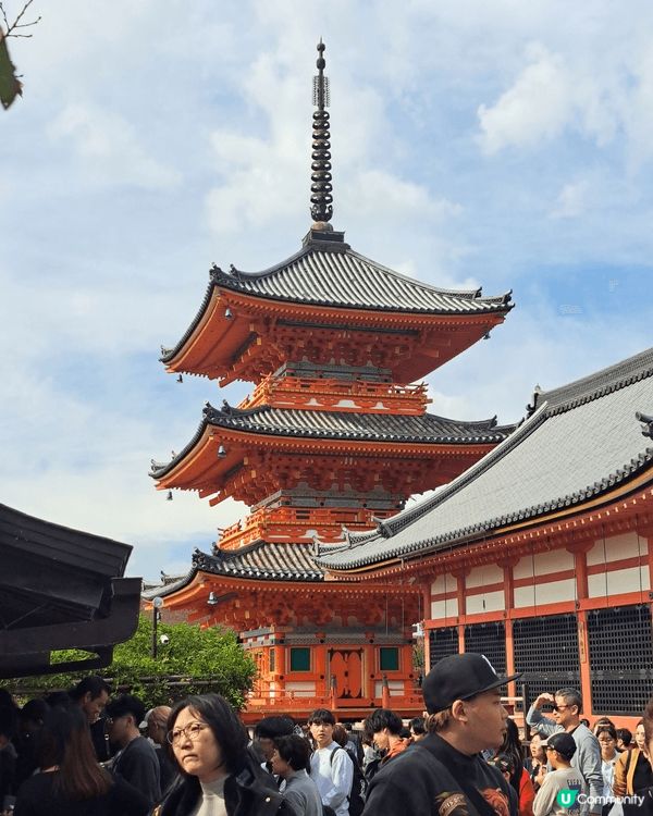 日本京都清水寺，必到的旅遊景點，圓月島兩舊石連在一起中間有個...
