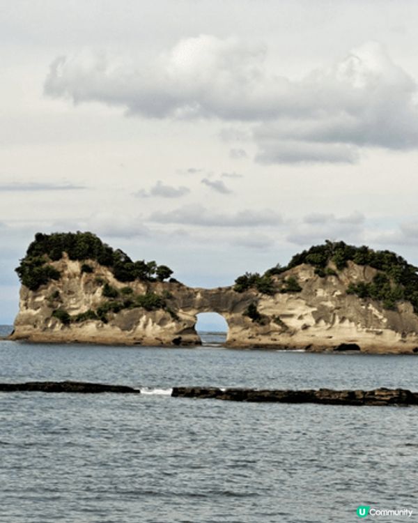 日本京都清水寺，必到的旅遊景點，圓月島兩舊石連在一起中間有個...