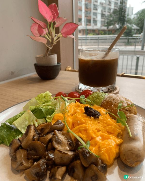 香港新蒲崗一間咖啡店，食物質素👍，擺盤打卡👍，另一間是名古屋...