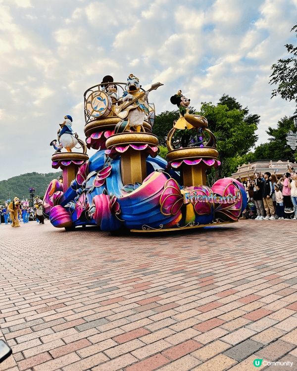迪士尼二十周年慶典好值得入去玩入去睇，尤其巡遊車表演，超有氣...