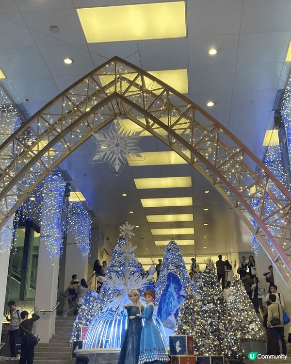 尖沙咀海港城商場外的聖誕燈飾，鄰近天星碼頭，是聖誕打卡好去處...