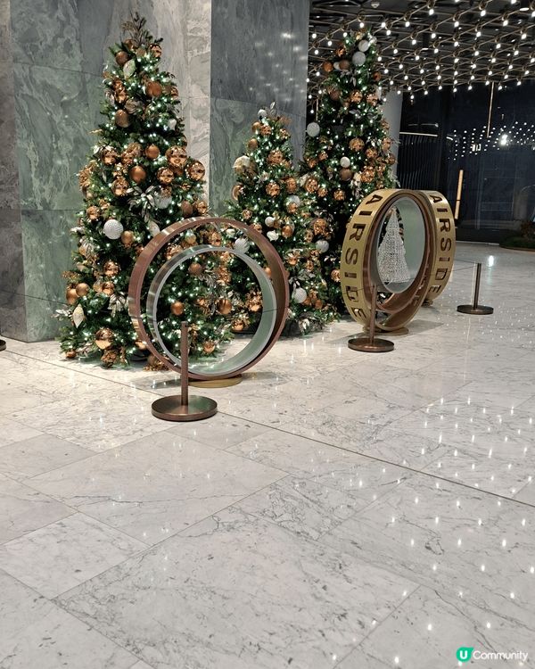 這是我到airside商場所見的聖誕裝飾，這裏的聖誕樹非常美...