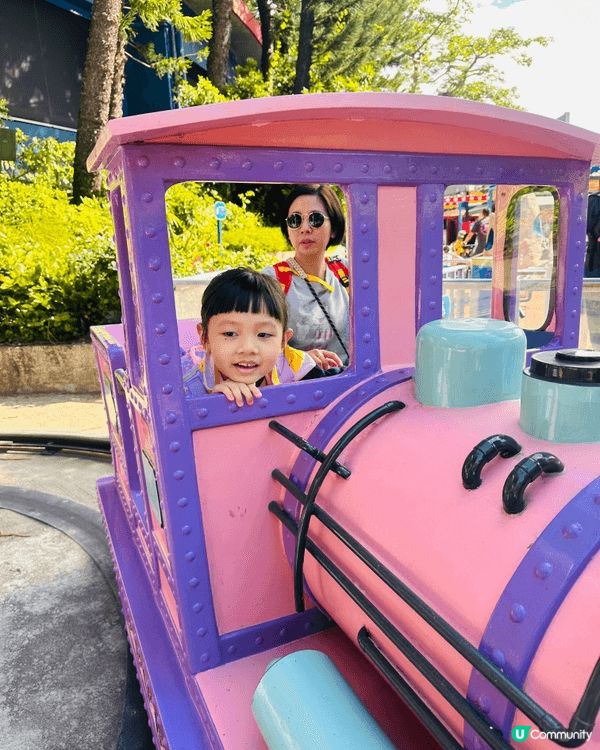 海洋公園玩火車，玩迷你摩天輪，坐旋轉木馬。