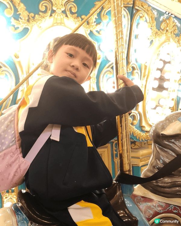 海洋公園玩火車，玩迷你摩天輪，坐旋轉木馬。