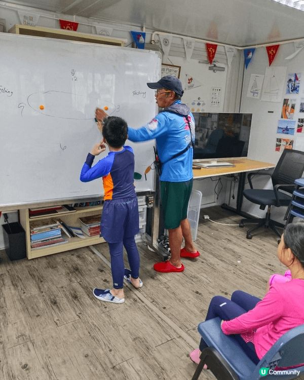 今年暑假，我們在香港白沙灣遊艇會學習駕駛帆船出海。