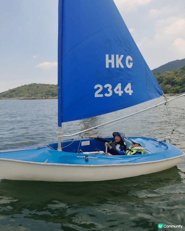 今年暑假，我們在香港白沙灣遊艇會學習駕駛帆船出海。