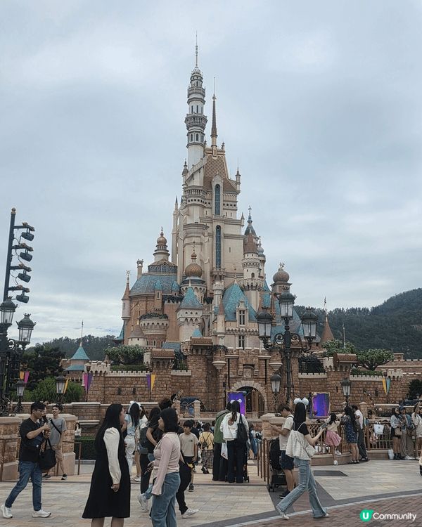 這是迪士尼樂園，睡公主城堡，當天雖然是平日，但遊客仍然眾多。...