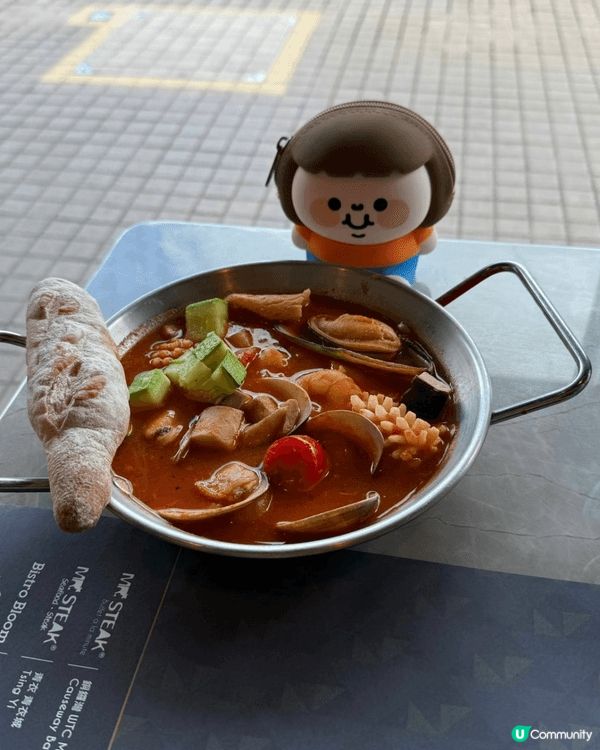 普羅旺斯魚湯燴海鮮很鮮味，但酸種法包太硬，而阿根廷香草醬鱸魚...