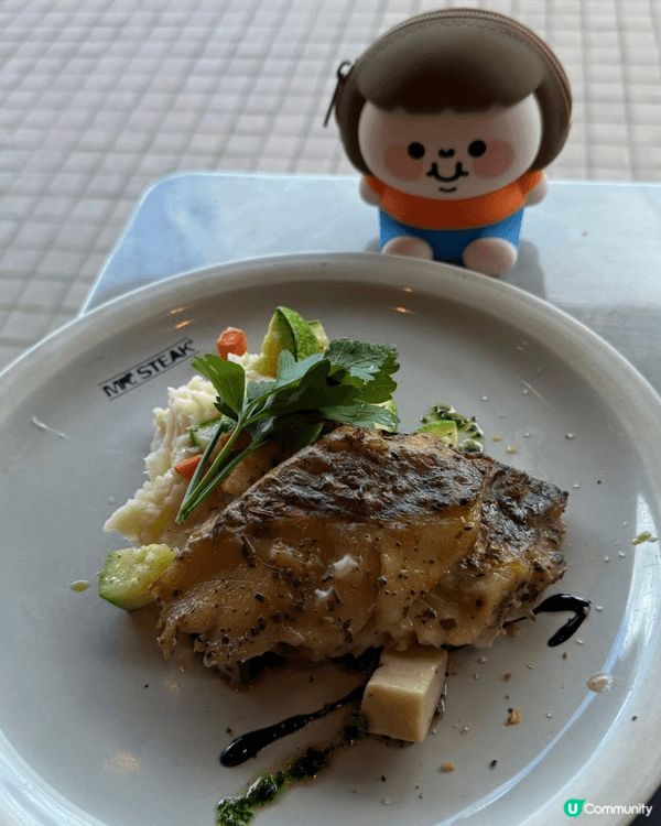 普羅旺斯魚湯燴海鮮很鮮味，但酸種法包太硬，而阿根廷香草醬鱸魚...