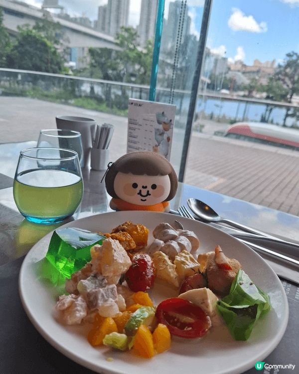 普羅旺斯魚湯燴海鮮很鮮味，但酸種法包太硬，而阿根廷香草醬鱸魚...