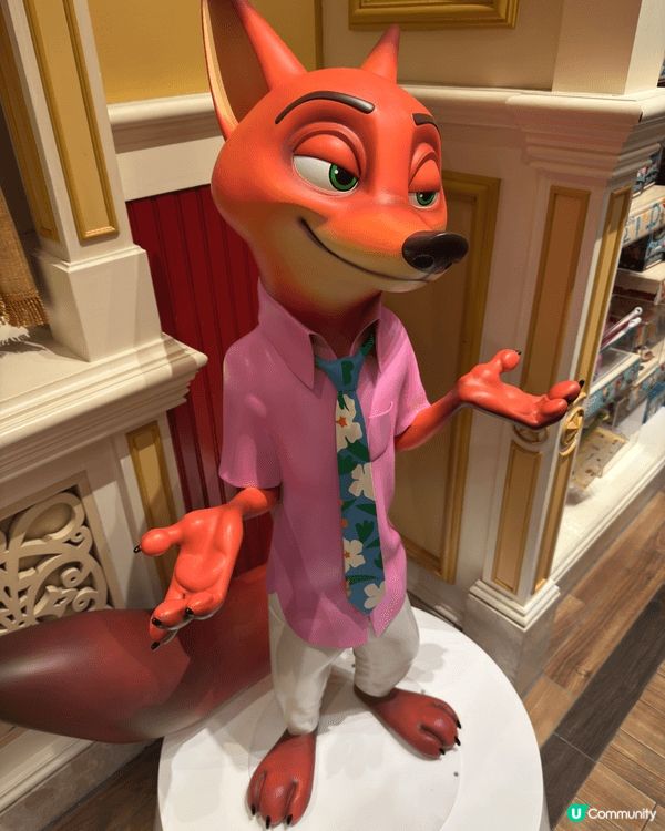 迪士尼有聖誕裝飾了！美國小鎮大街嘅大大棵聖誕樹配飄雪好靚，仲...