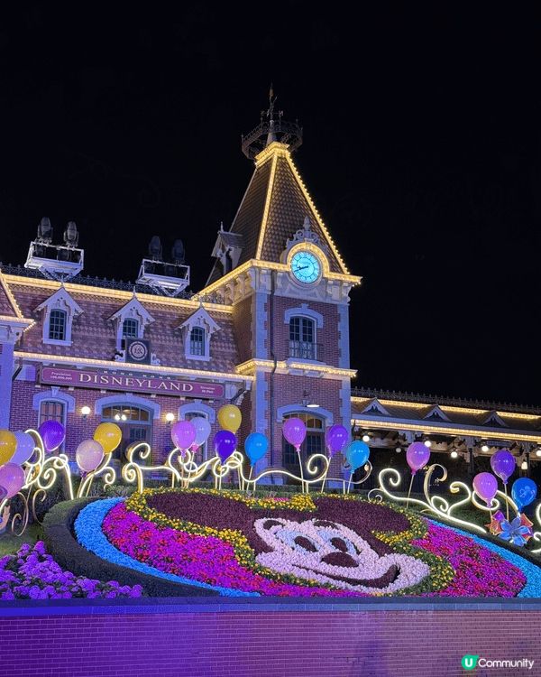 迪士尼有聖誕裝飾了！美國小鎮大街嘅大大棵聖誕樹配飄雪好靚，仲...