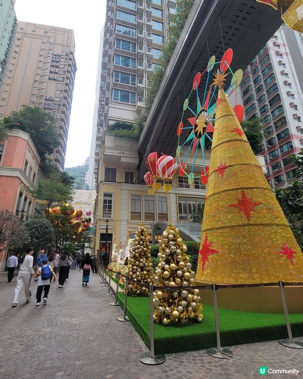 聖誕節打卡好去處當然要到湾仔利東街，滿街繽紛金黃聖誕鐘及閃爍...