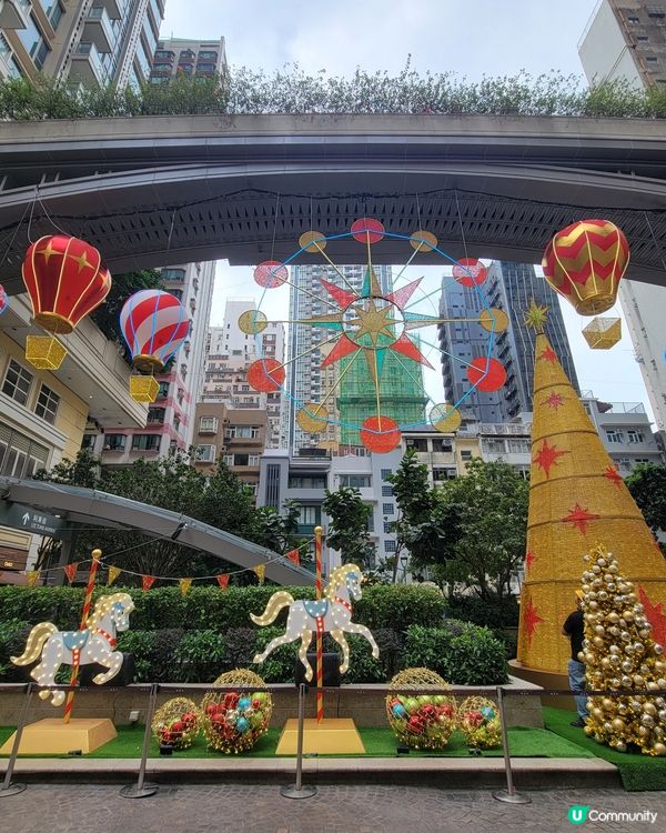 聖誕節打卡好去處當然要到湾仔利東街，滿街繽紛金黃聖誕鐘及閃爍...