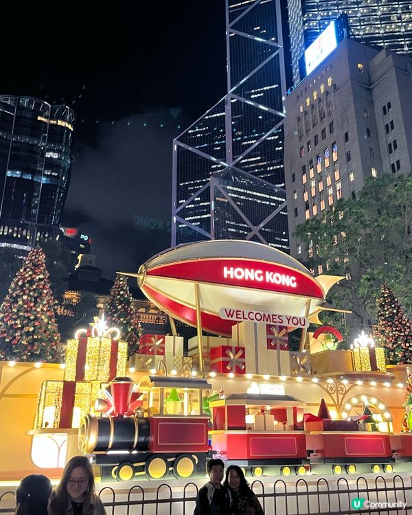 香港繽紛冬日巡禮位於中環皇后像廣場，夜晚聖誕樹打燈好美！