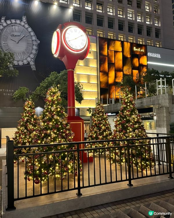 香港繽紛冬日巡禮位於中環皇后像廣場，夜晚聖誕樹打燈好美！