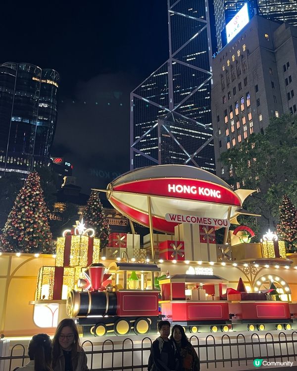 香港繽紛冬日巡禮位於中環皇后像廣場，夜晚聖誕樹打燈好美！