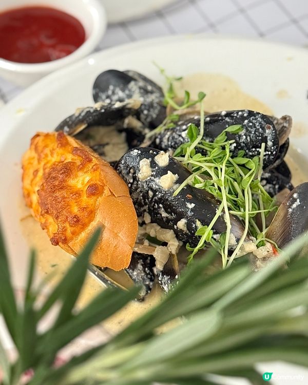 灣仔打卡美食點少得春園街【uluru】📍店舖成個裝修走黑白漫...