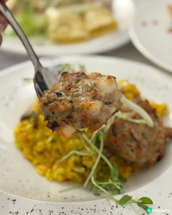 灣仔打卡美食點少得春園街【uluru】📍店舖成個裝修走黑白漫...