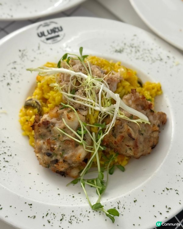 灣仔打卡美食點少得春園街【uluru】📍店舖成個裝修走黑白漫...