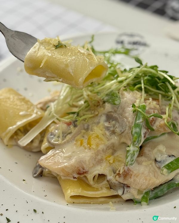 灣仔打卡美食點少得春園街【uluru】📍店舖成個裝修走黑白漫...